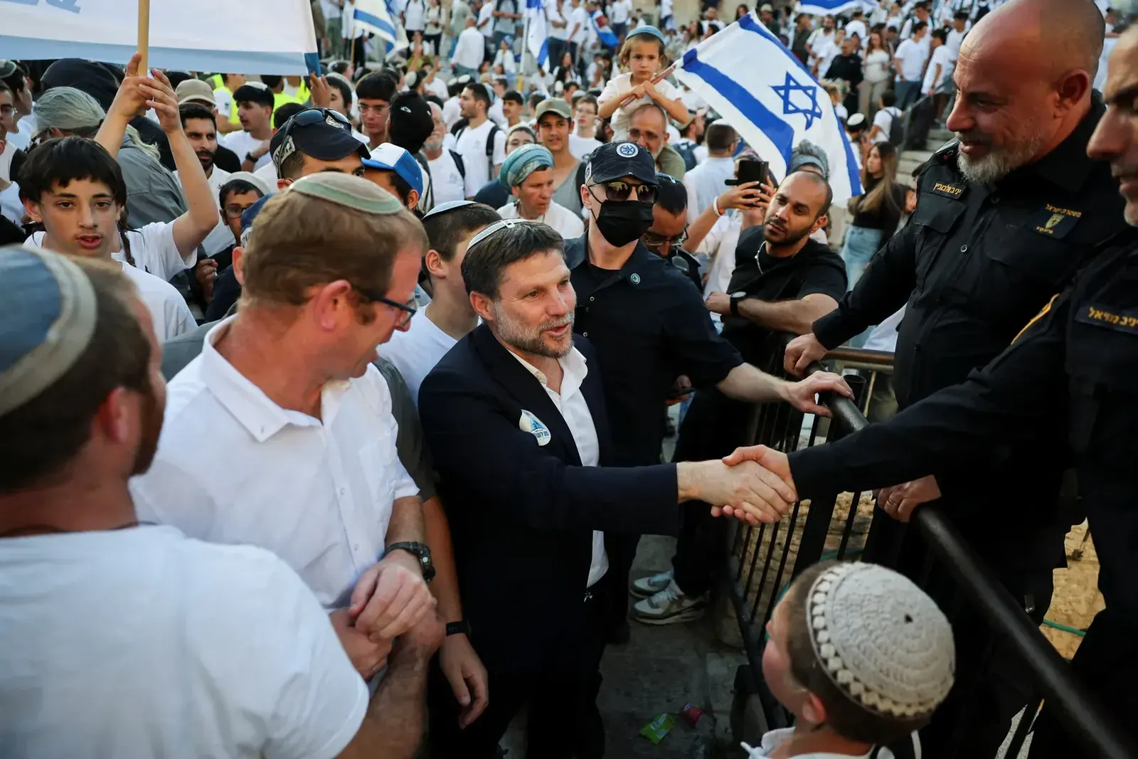Minister finansów Izraela Bezalel Smotrich ogłasza decyzję dotyczącą Hebronu, w tle widoczne fragmenty miasta.