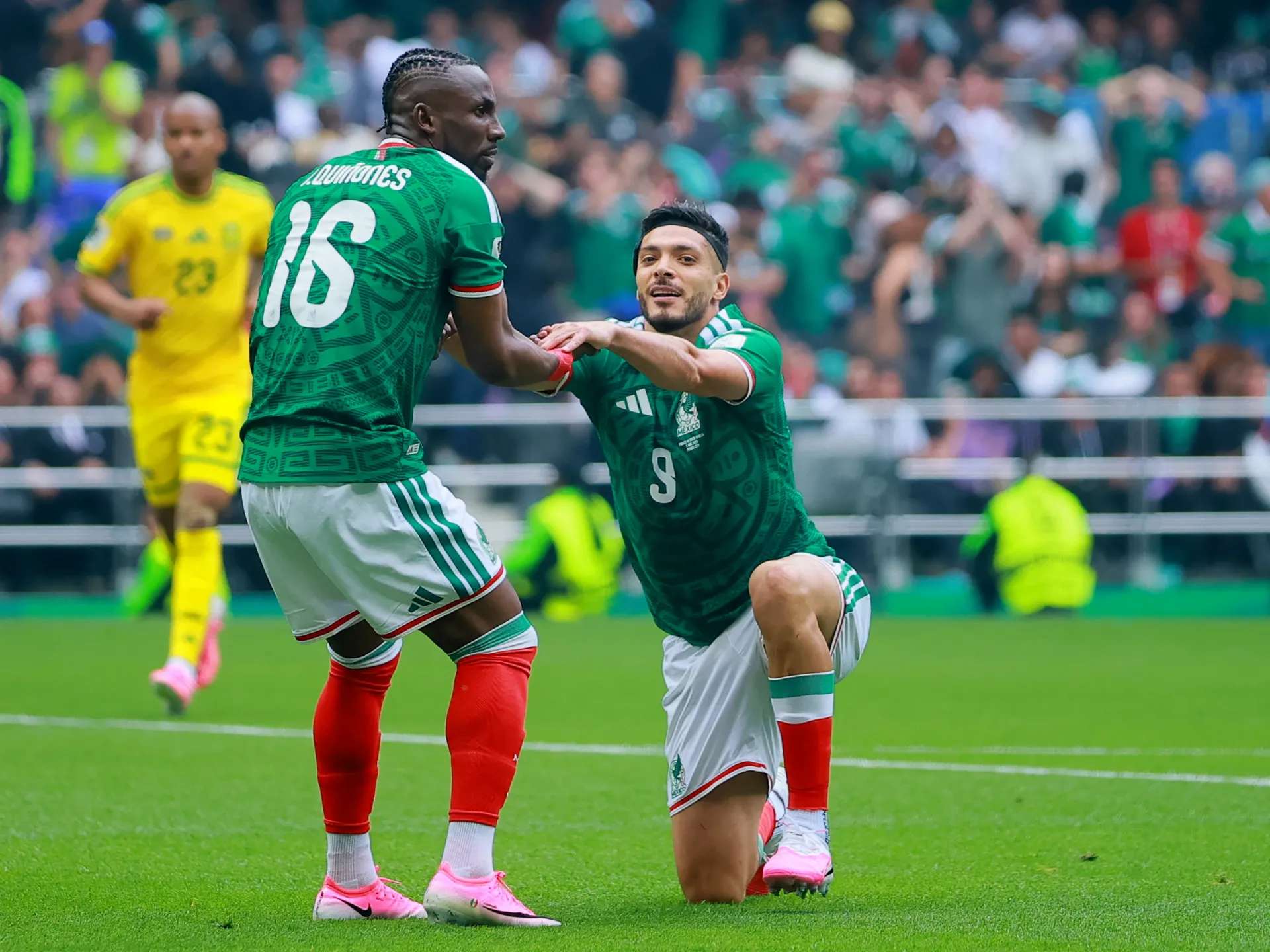 Julian Quiñones i Raul Jimenez, dwaj strzelcy bramek dla Meksyku, celebrujący swoje trafienia podczas meczu otwarcia Mistrzostw Świata 2026.