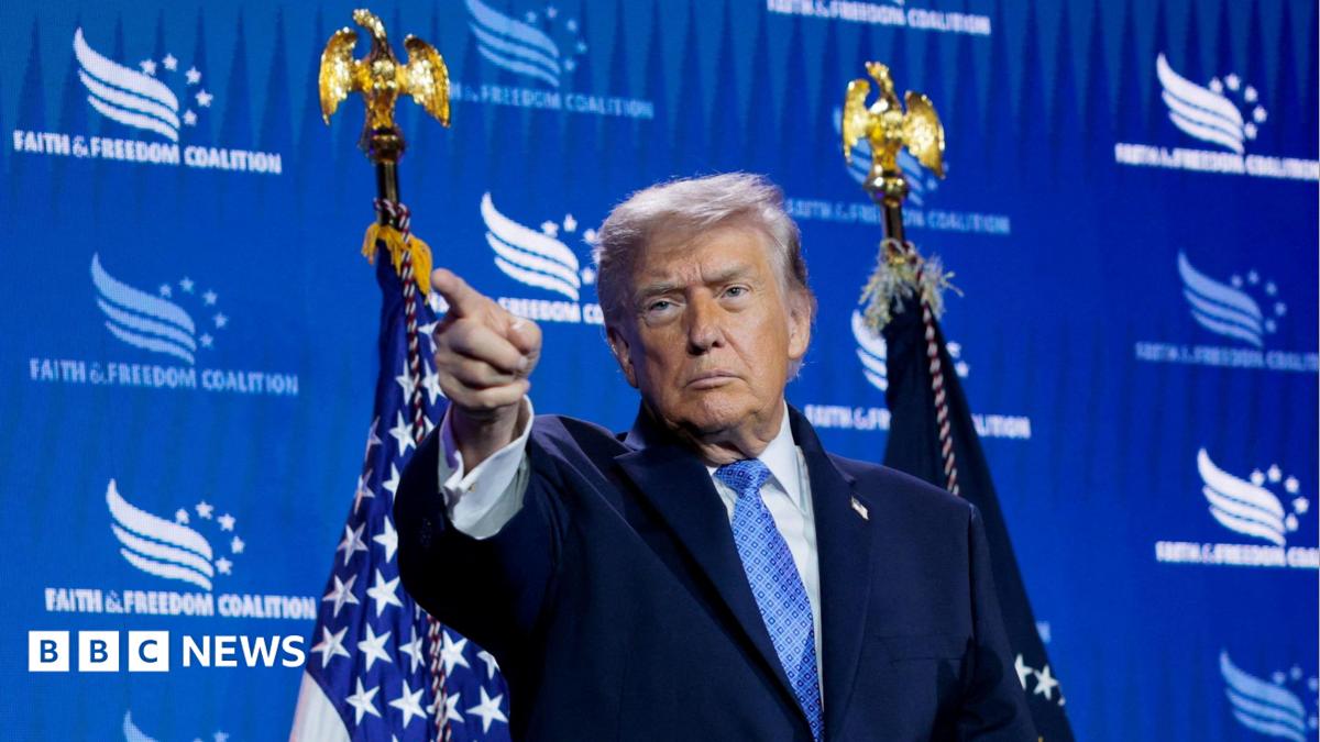 Prezydent Donald Trump podczas publicznego wystąpienia, z subtelnymi elementami graficznymi nawiązującymi do kryptowalut
