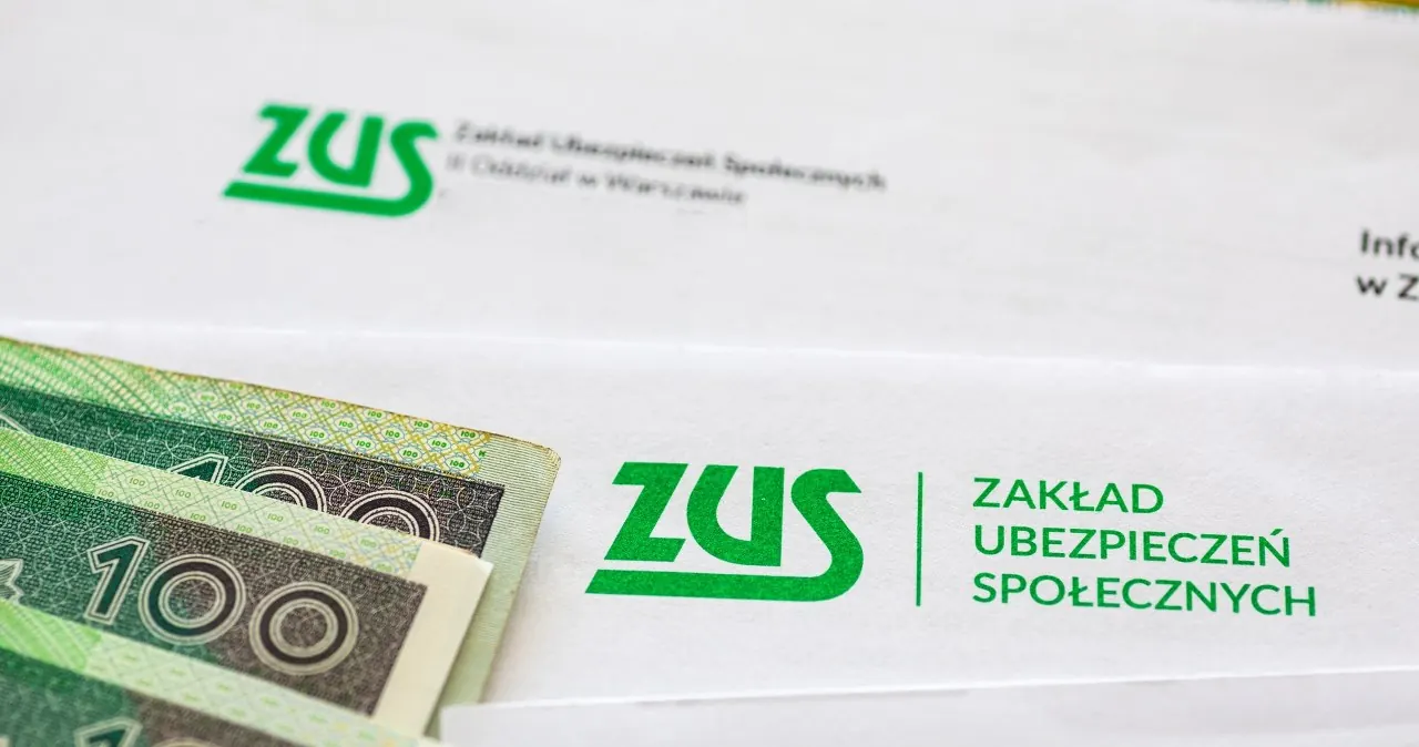 Kobieta w średnim wieku przeglądająca dokumenty emerytalne ZUS, zaniepokojona.