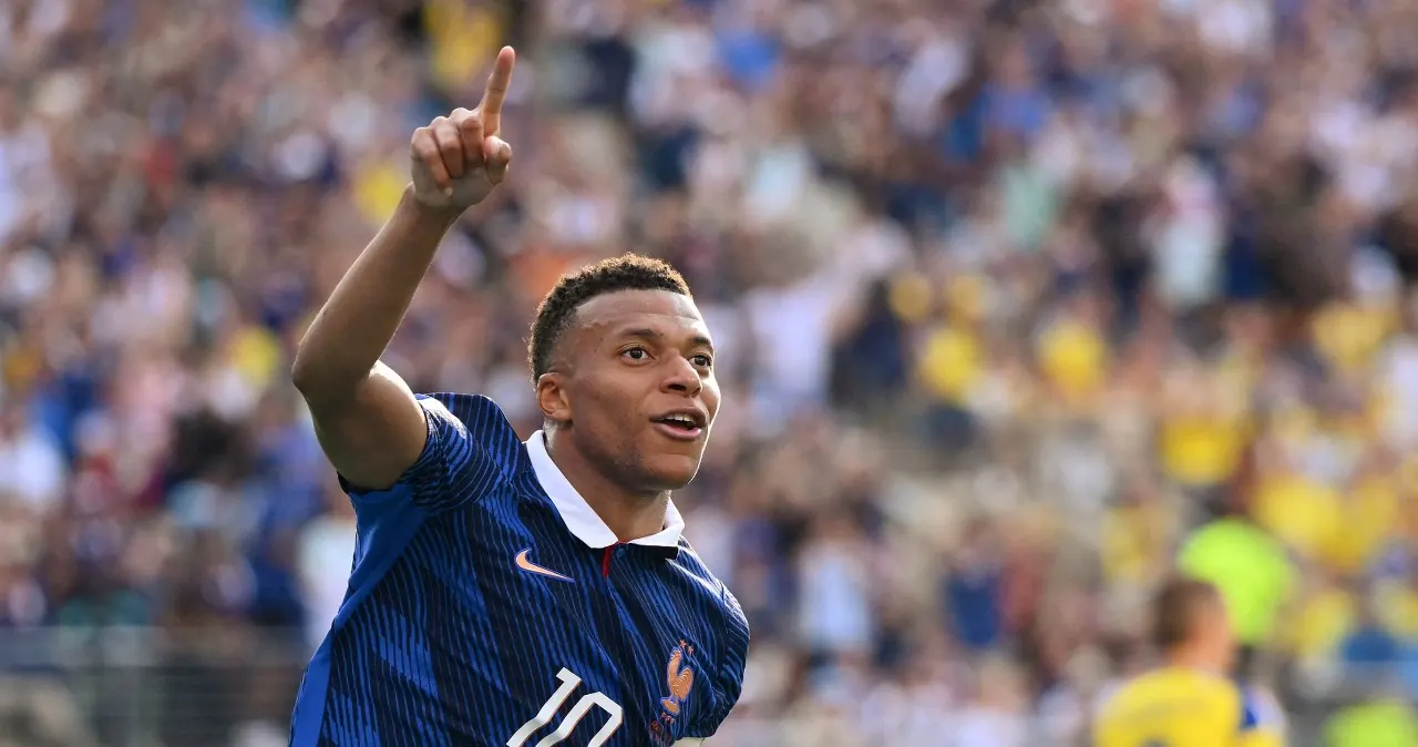 Kylian Mbappé w koszulce reprezentacji Francji cieszy się po zdobyciu bramki na Mistrzostwach Świata.