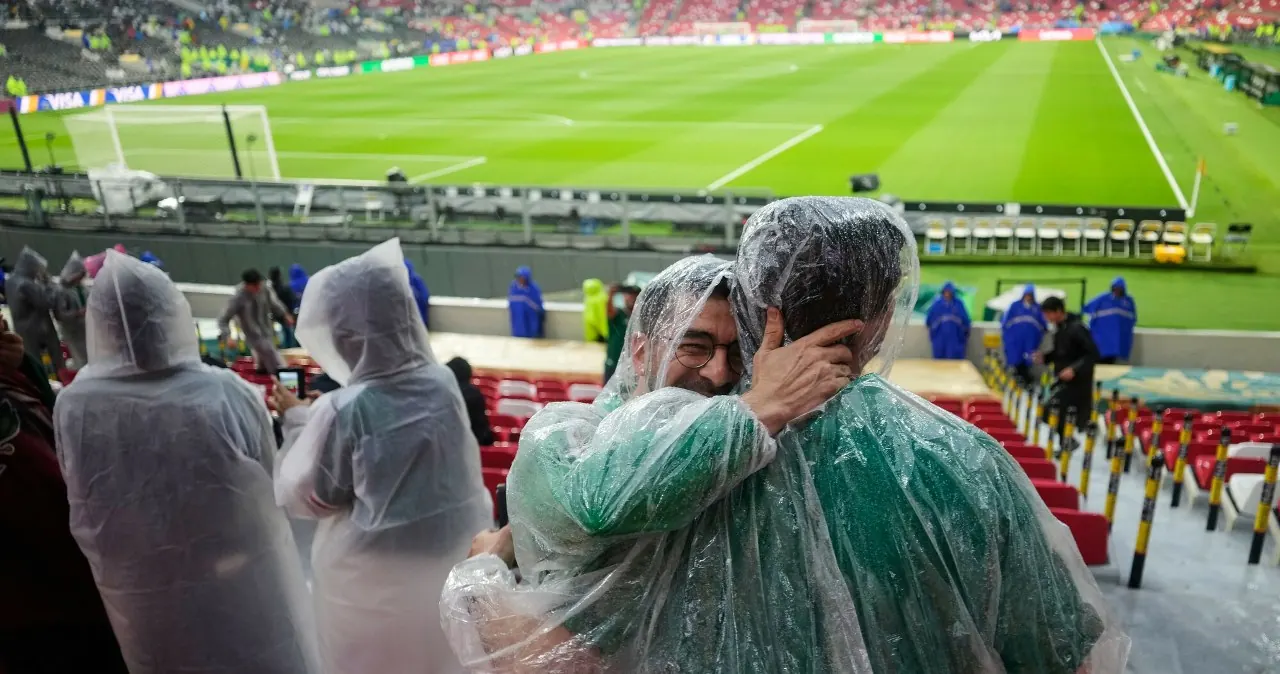 Stadion Azteca w Meksyku, na którym rozgrywany jest mecz piłki nożnej, nad którym widać ciemne chmury i błyskawice symbolizujące burzę.