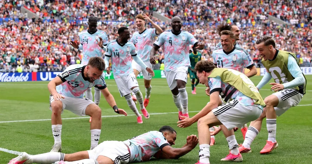 Youri Tielemans w koszulce reprezentacji Belgii, celebrujący zdobycie bramki na boisku piłkarskim.