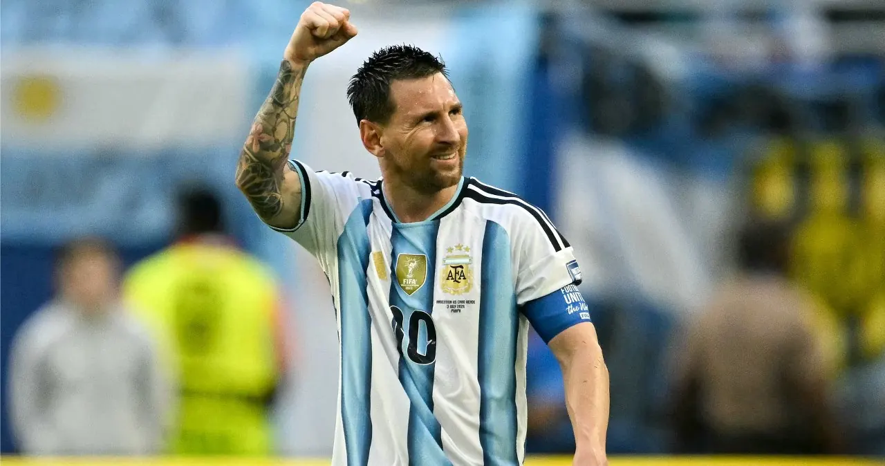 Leo Messi celebrujący gola podczas meczu Mistrzostw Świata, ubrany w biało-błękitną koszulkę Argentyny.