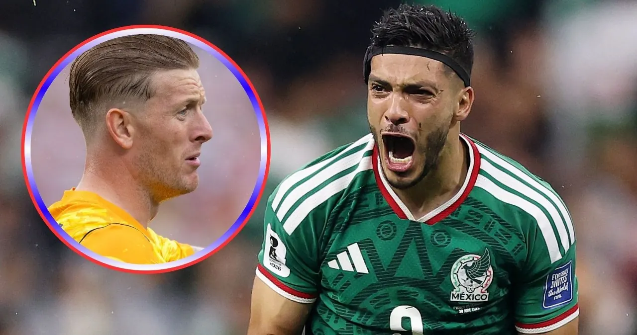 Meksykański napastnik Raul Jimenez i angielski bramkarz Jordan Pickford podczas meczu piłkarskiego.