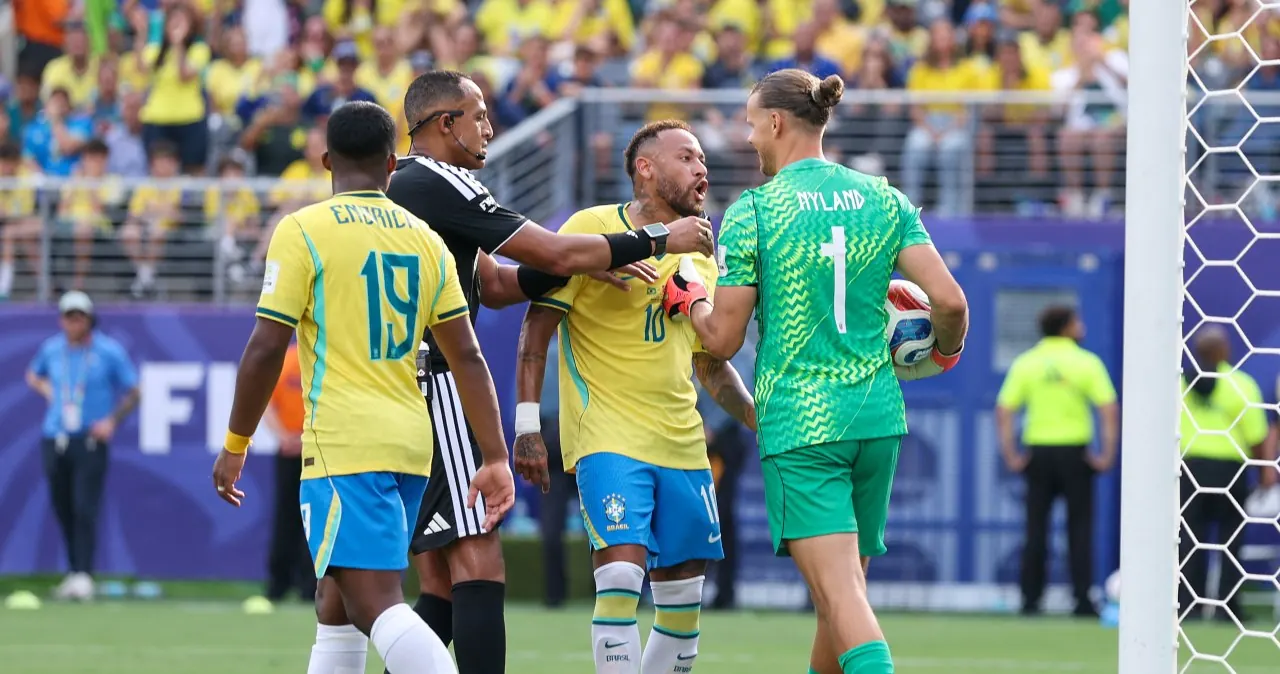 Neymar w koszulce reprezentacji Brazylii na boisku