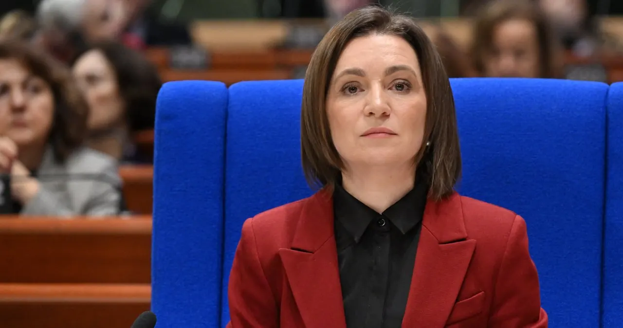 Prezydent Mołdawii Maia Sandu przemawia na tle flagi Mołdawii i Unii Europejskiej, wyrażając zaniepokojenie sytuacją polityczną.