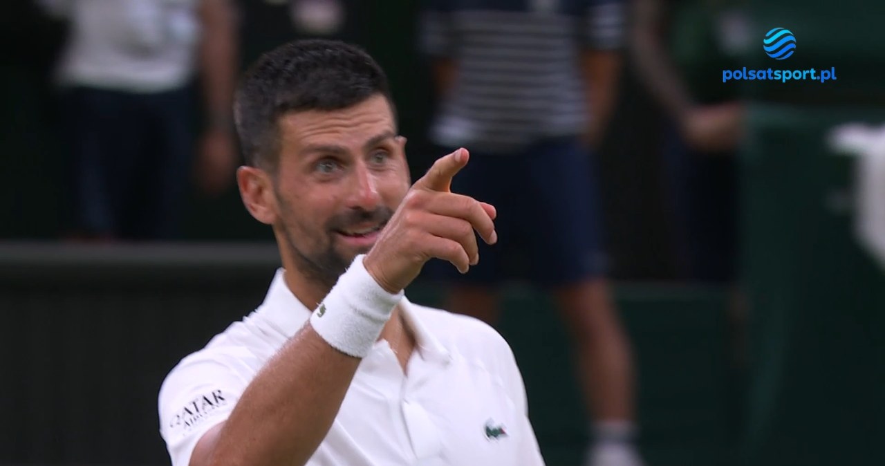 Novak Djoković podczas meczu na korcie trawiaszym Wimbledonu, prezentujący determinację po zdobyciu punktu.