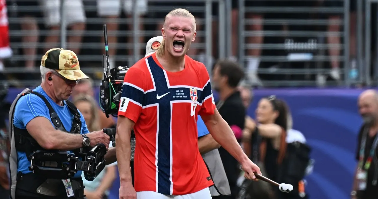 Erling Haaland w koszulce reprezentacji Norwegii z numerem 9, biegnący z piłką na boisku podczas meczu Mistrzostw Świata.