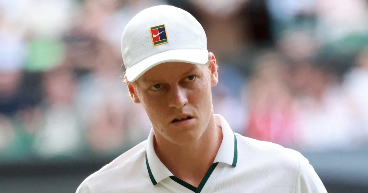 Jannik Sinner i Alexander Zverev podczas meczu na kortach Wimbledonu, obaj w sportowych strojach, z rakietami, w dynamicznych pozach.