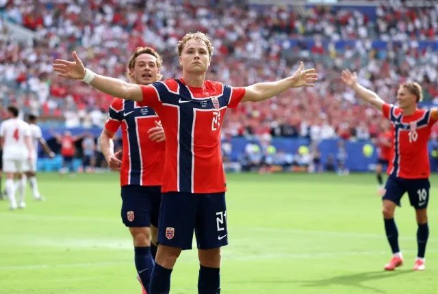 Norwegia szokuje Anglię na Mundialu: Schjelderup strzela gola turnieju?