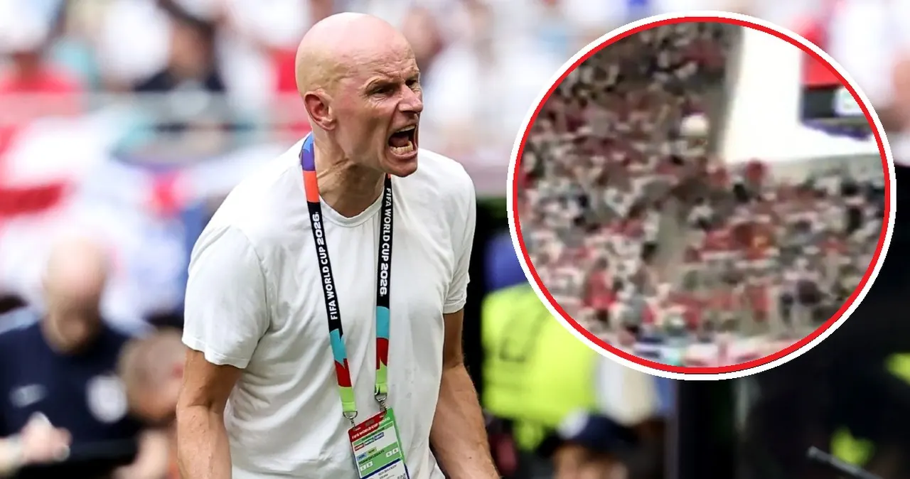 Selekcjoner Norwegii Stale Solbakken gestykuluje w stronę sędziego, na tle boiska piłkarskiego podczas meczu mundialowego.
