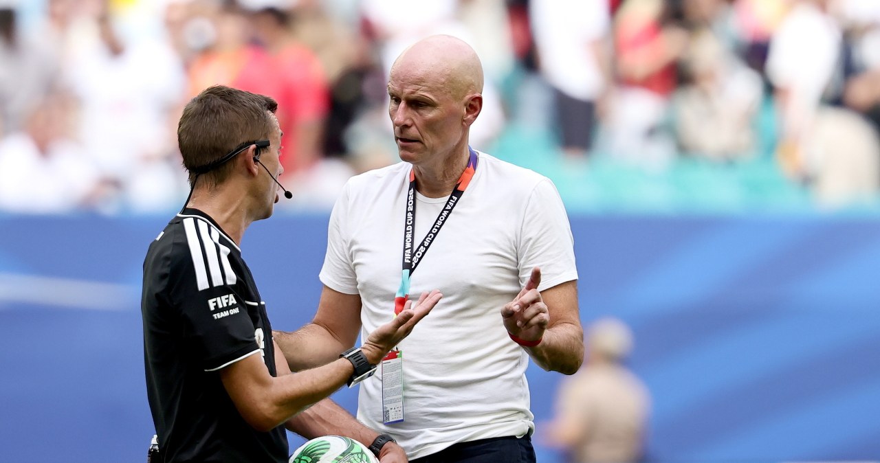 Stale Solbakken, trener reprezentacji Norwegii, stojący przy linii bocznej boiska podczas meczu piłkarskiego.