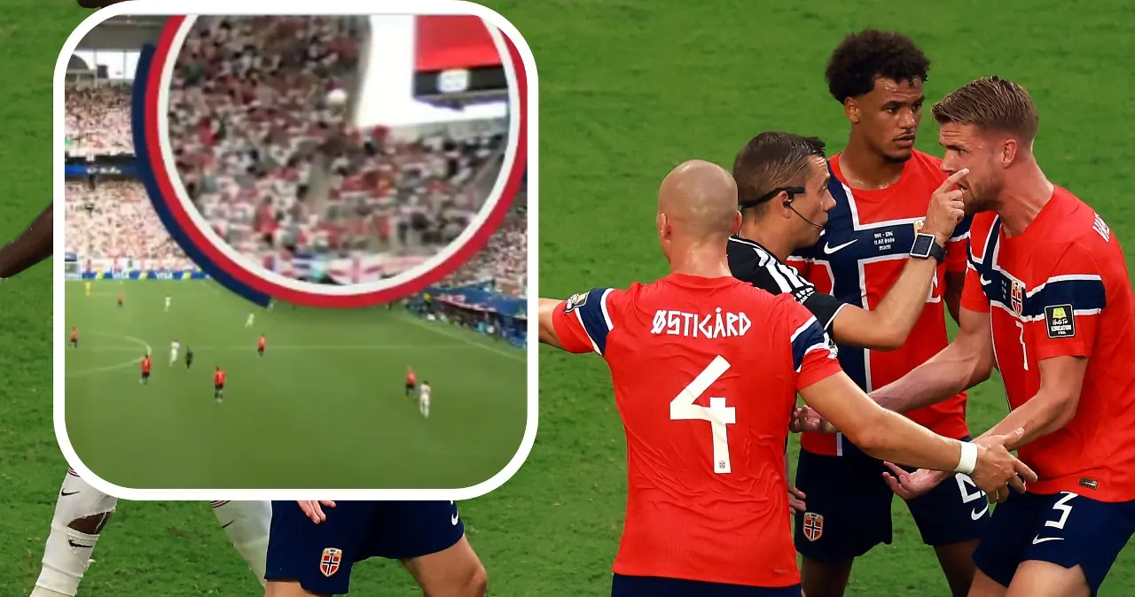 Sędzia piłkarski weryfikuje decyzję na monitorze VAR, otoczony przez protestujących piłkarzy na tle stadionu.