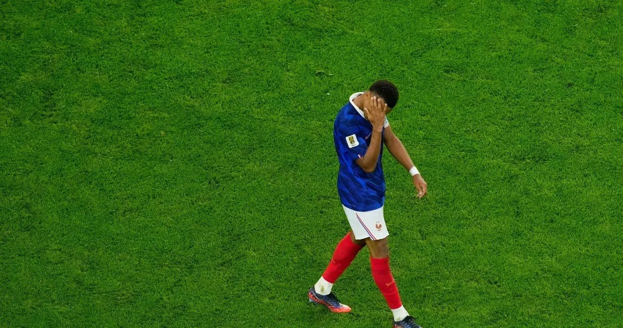 Zdruzgotany Kylian Mbappe po przegranym meczu półfinałowym Mistrzostw Świata