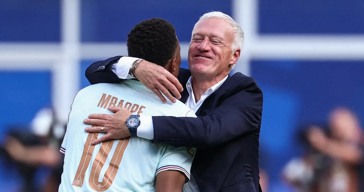 Didier Deschamps na tle stadionu, Zinedine Zidane w garniturze