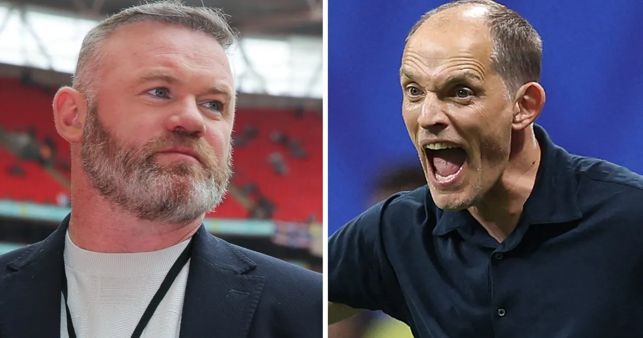Thomas Tuchel zamyślony na ławce trenerskiej reprezentacji Anglii podczas meczu Mistrzostw Świata, obok grafika przedstawiająca Wayne'a Rooneya.