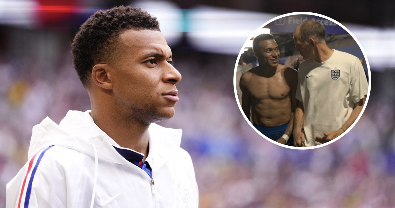 Kylian Mbappe i Thomas Tuchel uśmiechają się i rozmawiają na boisku po meczu Mistrzostw Świata