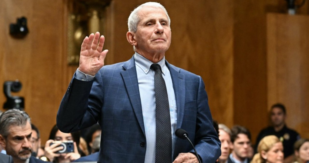 Anthony Fauci, były dyrektor NIAID, podczas przesłuchania przed senacką komisją ds. pandemii w Kapitolu Stanów Zjednoczonych