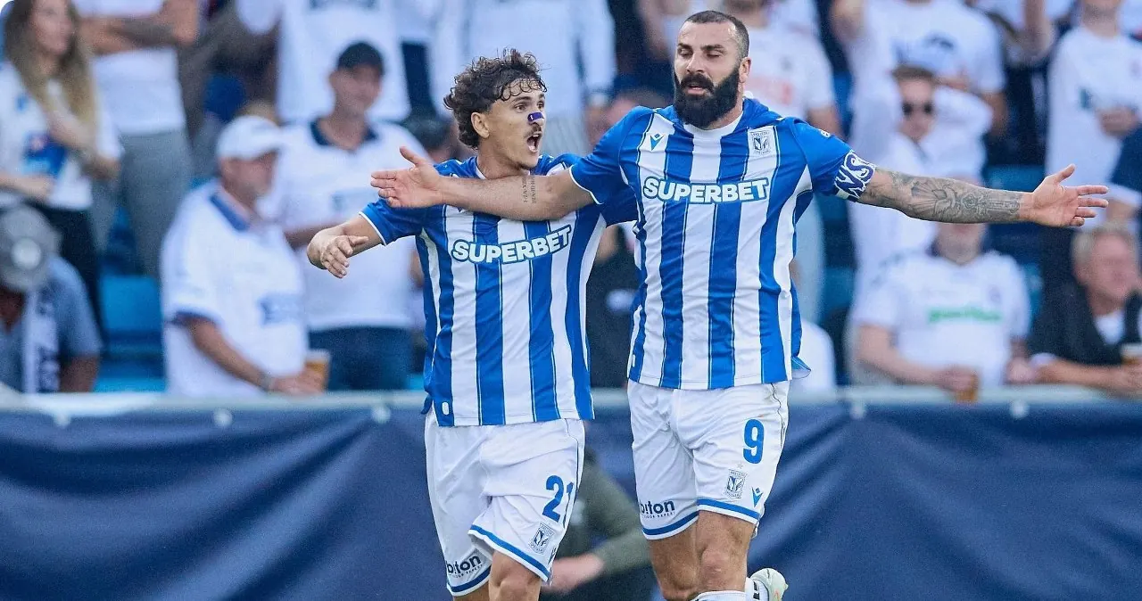 Kibice polskich drużyn podczas meczu eliminacji europejskich pucharów, stadion, flagi, oprawa meczowa