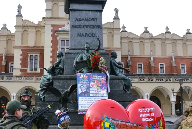 Władze Krakowa ostrzegają przed „największym weselem” na Rynku Głównym