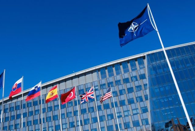 Erdogan wręcza rewolwery przywódcom NATO – nietypowy prezent dyplomatyczny
