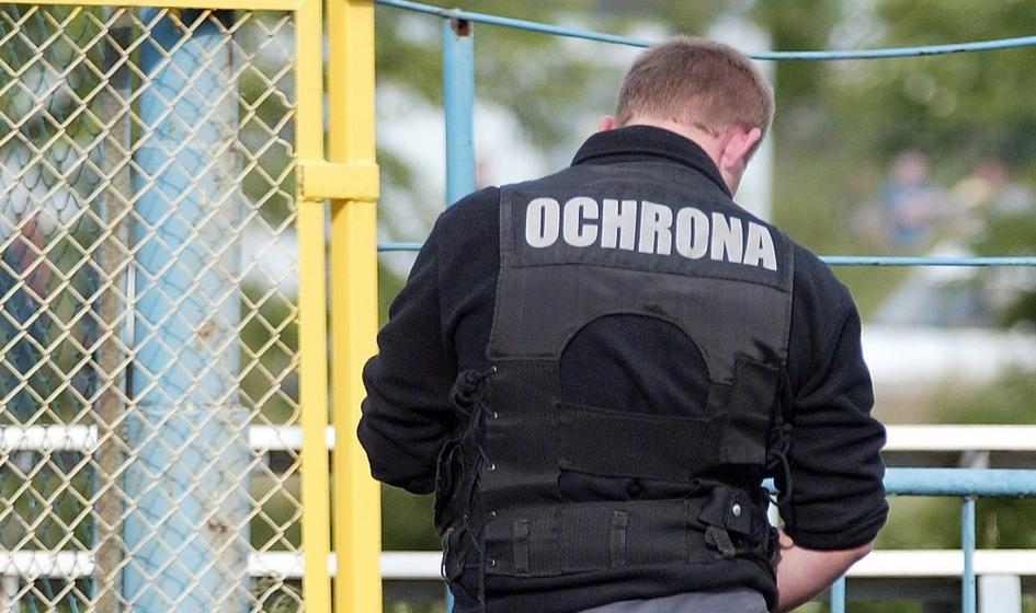 Zdjęcie przedstawiające dokumenty z pieczęciami urzędowymi na tle sali sądowej, symbolizujące sprawę fałszywych zaświadczeń.
