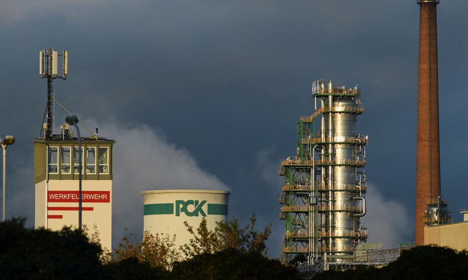 Tankowiec rozładowujący ropę naftową w Naftoporcie w Gdańsku, z widoczną infrastrukturą magazynową.