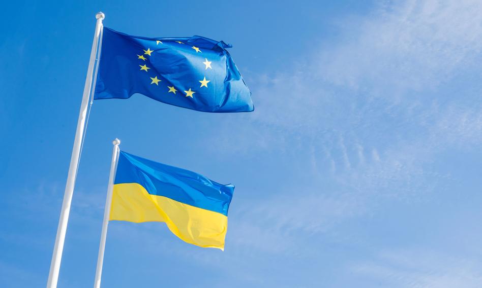 Dyplomaci Polski i Ukrainy podczas spotkania, omawiający kwestie integracji europejskiej.