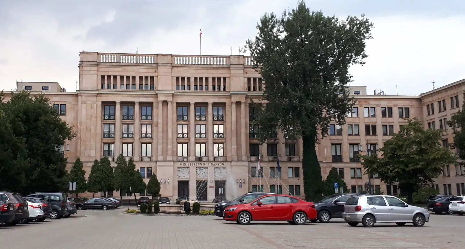 Grafik przedstawiający dokumenty prawnicze i kalkulator, symbolizujące zmiany w przepisach podatkowych