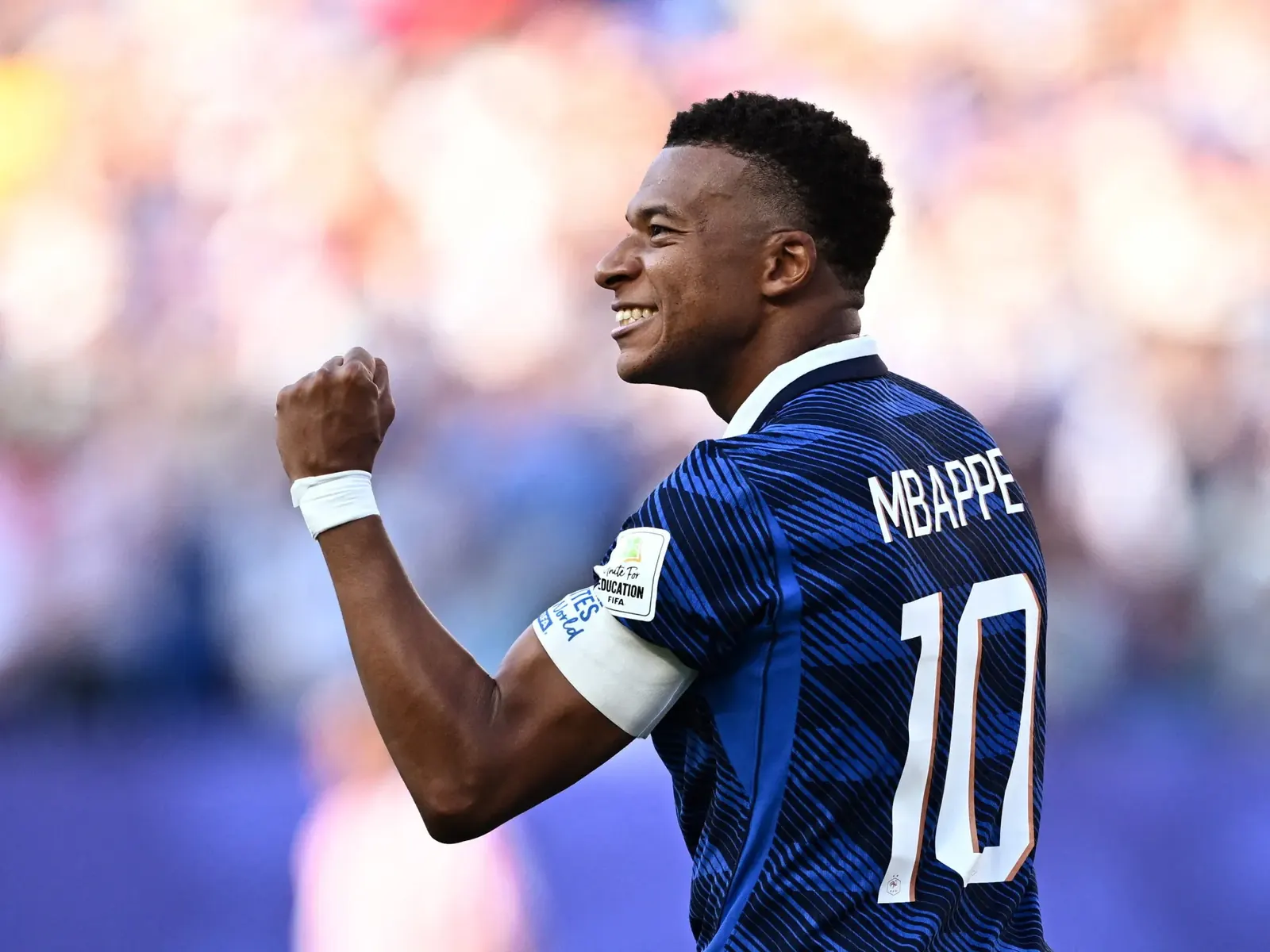 Kylian Mbappe celebrujący gola po strzeleniu karnego w meczu przeciwko Paragwajowi na Mistrzostwach Świata 2026.