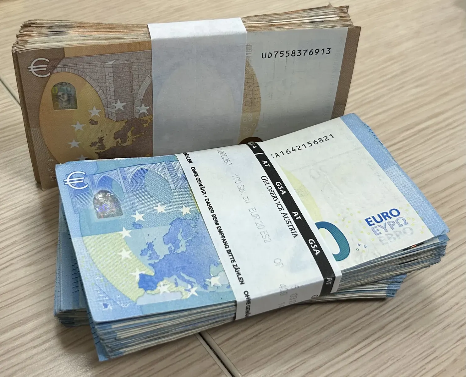 Ilustracja przedstawiająca rosnące ceny, banknoty i symbol portfela, obrazująca wpływ inflacji na finanse.