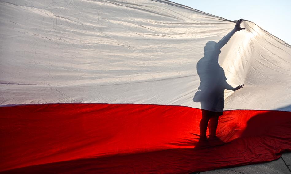 Wykres przedstawiający prognozy inflacji CPI i wzrostu PKB według NBP, z banknotami polskimi w tle.