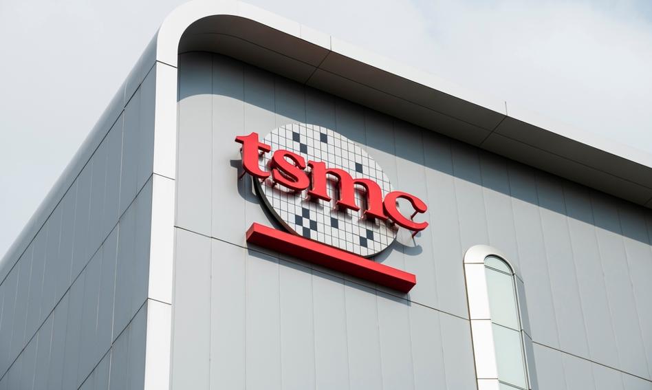 Nowoczesna fabryka półprzewodników TSMC w Arizonie, USA, z widocznymi budynkami produkcyjnymi i infrastrukturą.