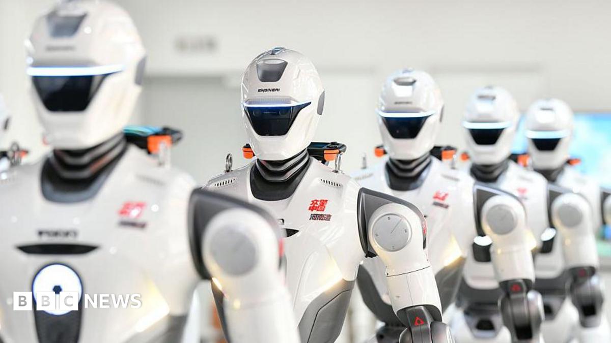 Nowoczesny robot humanoidalny w środowisku przemysłowym