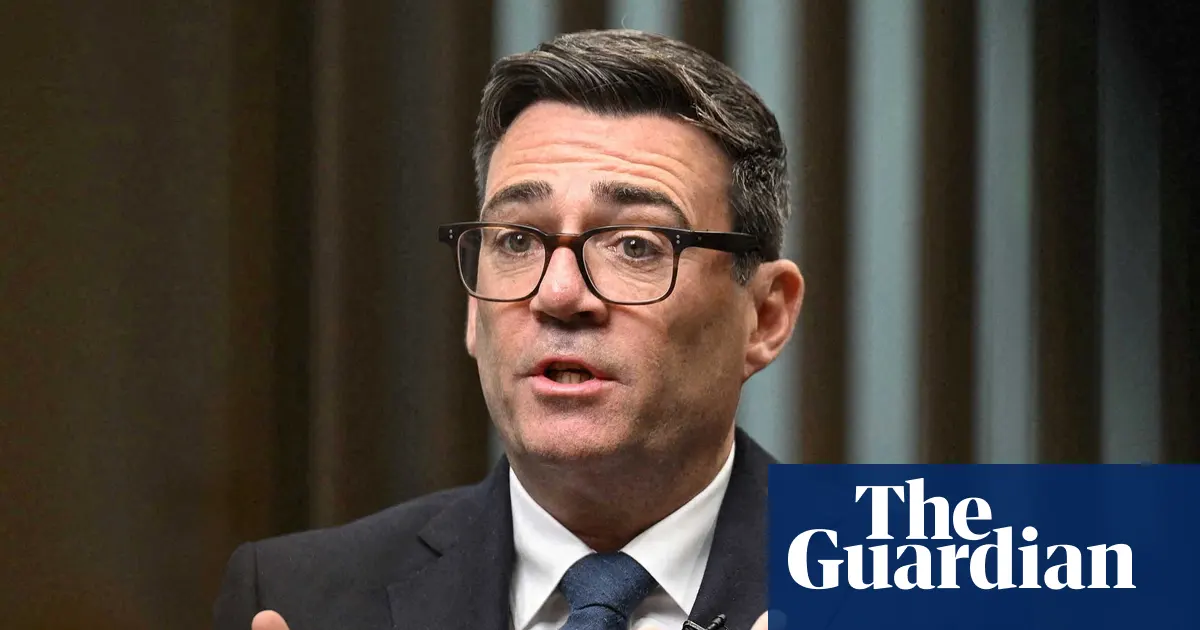 Andy Burnham podczas wizyty w domu opieki społecznej w Wielkiej Brytanii