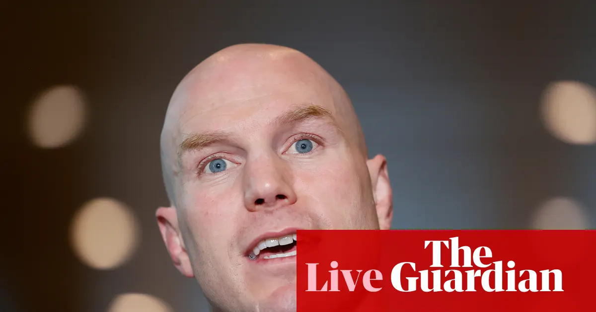 David Pocock, niezależny senator Australii, przemawia za ostrzejszymi regulacjami dotyczącymi hazardu.