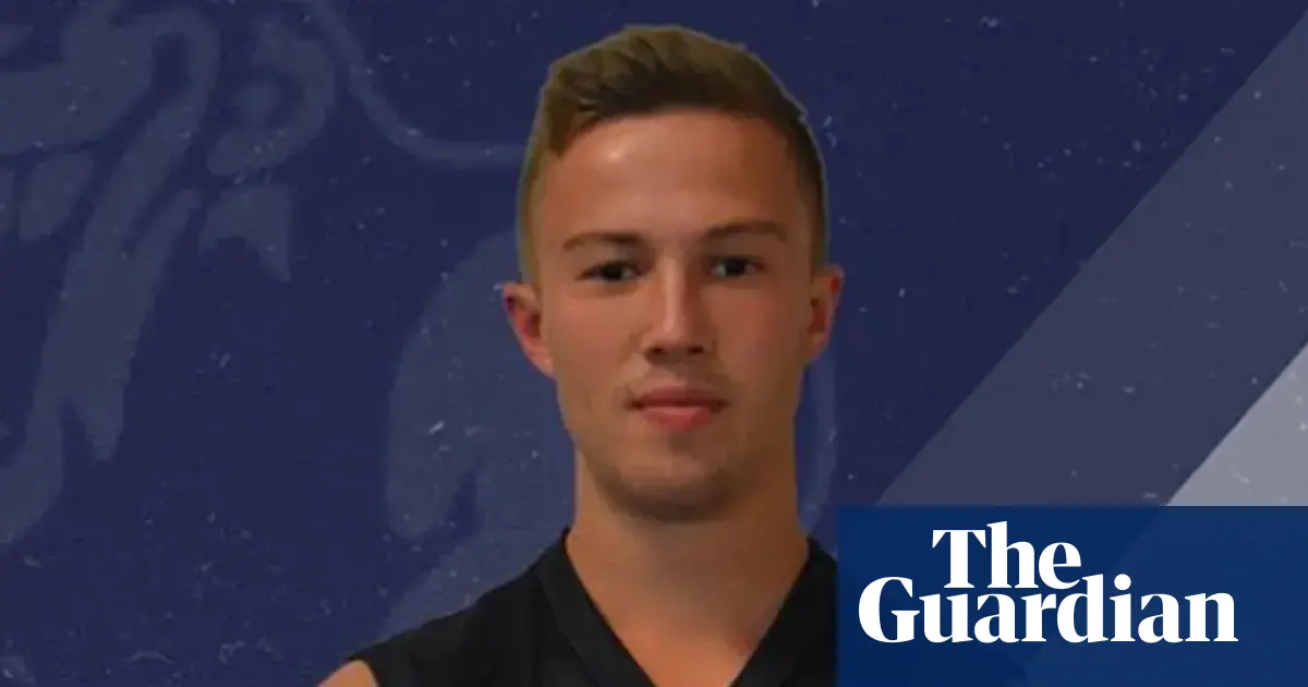 Zdjęcie przedstawiające mecz futbolu australijskiego, z boku widoczne boisko.