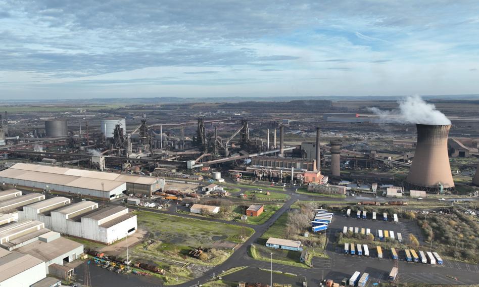 Flagi Wielkiej Brytanii i Chin, symbolizujące konflikt handlowy, na tle huty British Steel