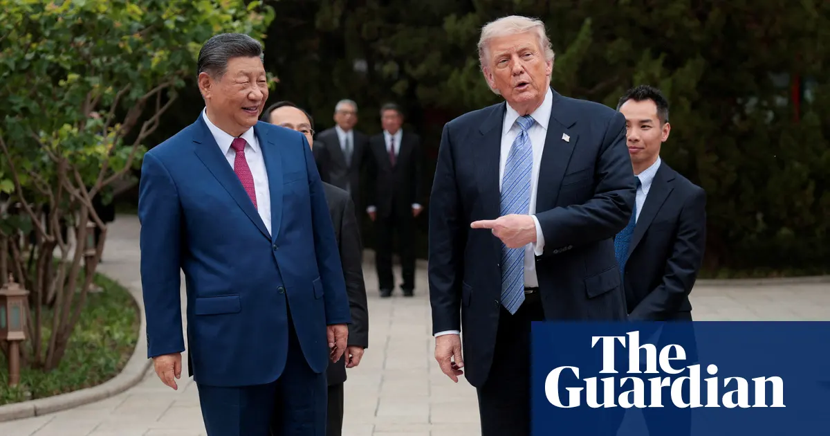 Mapa świata z zaznaczonymi krajami, które mają pozytywne lub negatywne opinie o Chinach i USA, na podstawie sondażu Pew Research Center.