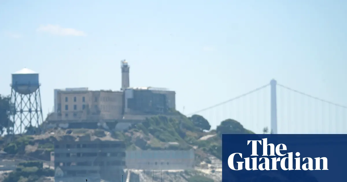 Zdjęcie policyjnej łodzi patrolowej w Zatoce San Francisco, z wyspą Alcatraz w tle, podczas akcji poszukiwawczej.