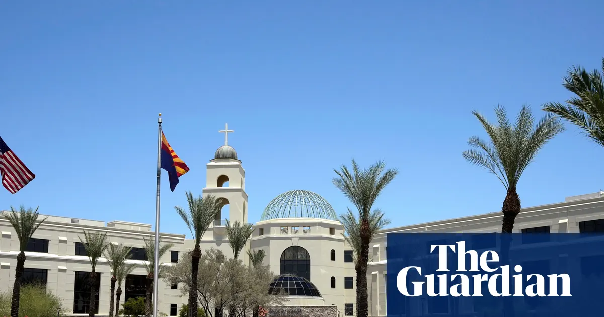 Zdjęcie przedstawiające wejście do szpitala Mercy Gilbert Medical Center w Arizonie.