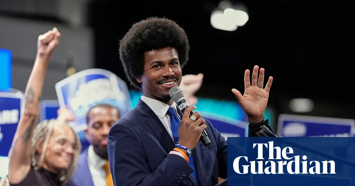 Justin Pearson przemawia do tłumu na wiecu w Memphis, obok niego stoją Alexandria Ocasio-Cortez i Ayanna Pressley.
