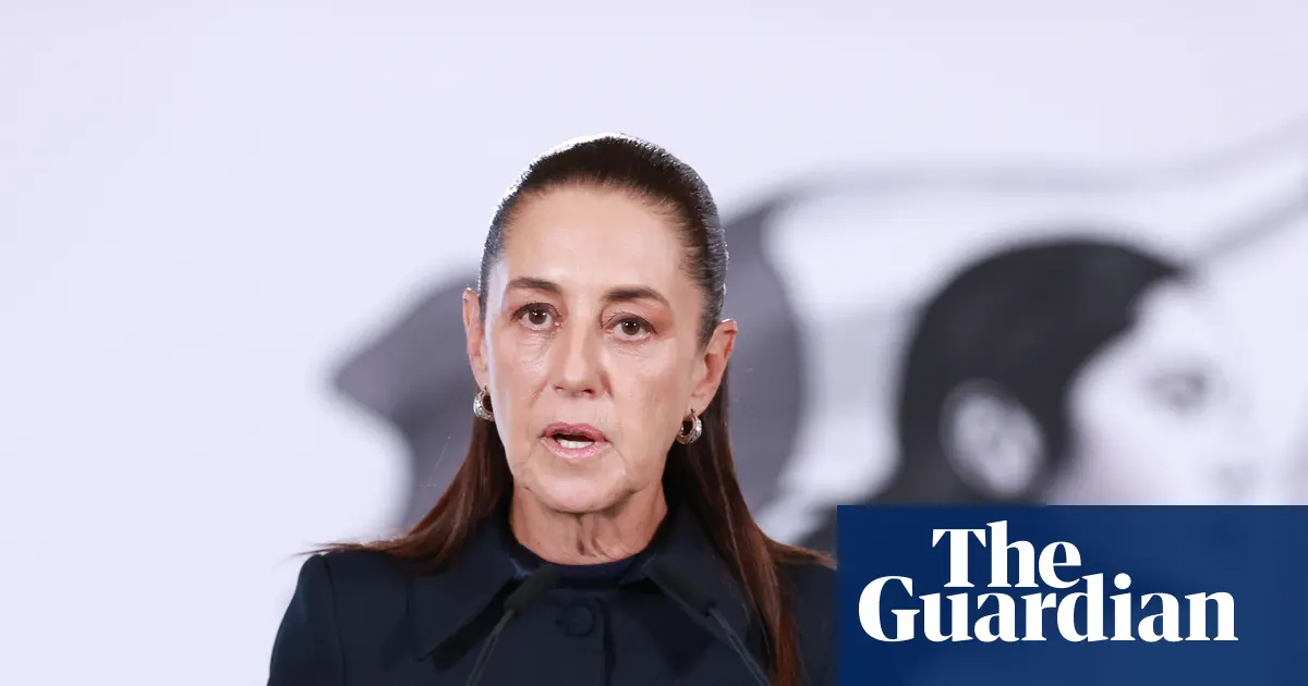 Prezydent Meksyku Claudia Sheinbaum przemawia z mównicy, w tle widoczna flaga Meksyku.