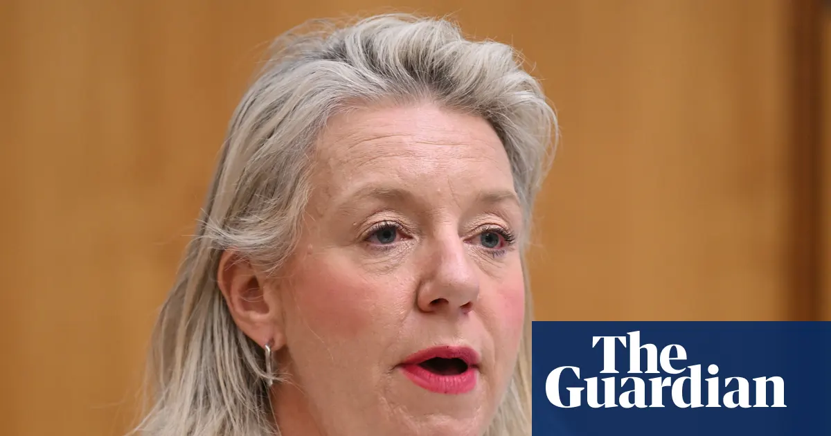 Senator Bridget McKenzie przemawiająca na podium podczas konferencji CPAC w Londynie, z widocznym logo wydarzenia.