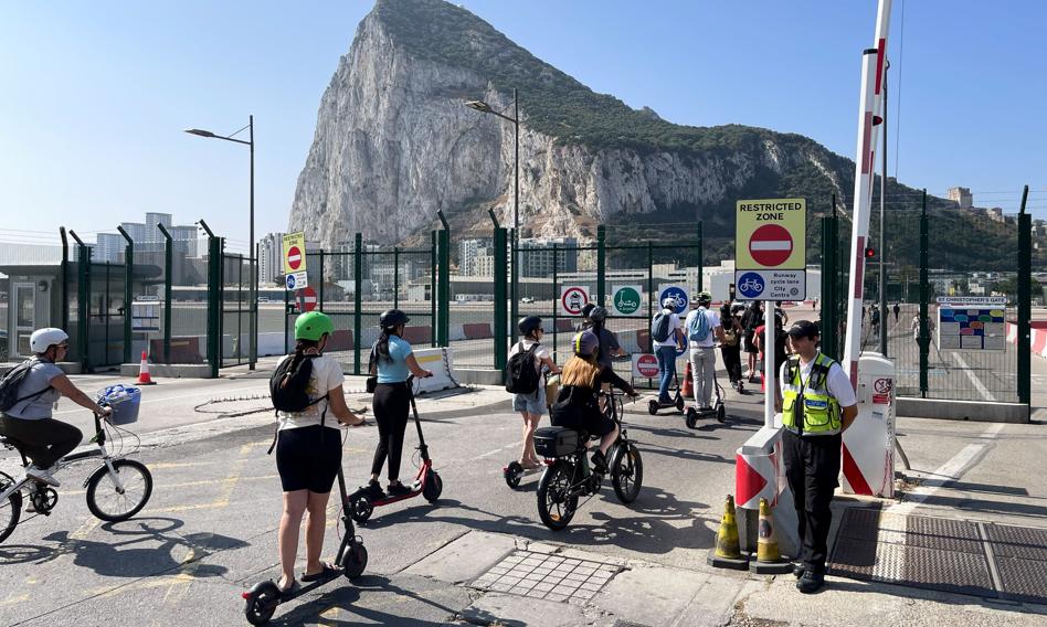 Komisarz UE Marosz Szefczovicz i brytyjski wiceminister Stephen Doughty podczas podpisywania umowy w sprawie Gibraltaru.