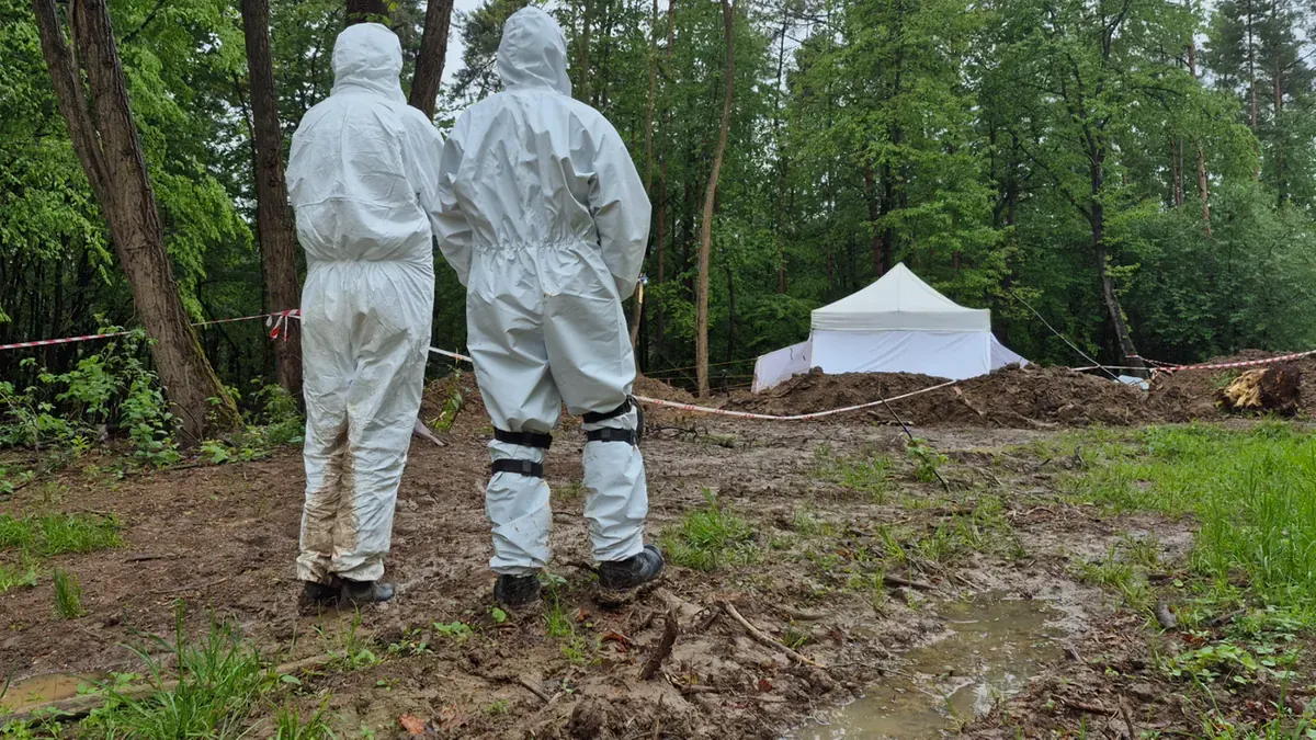 Pomnik upamiętniający ofiary Zbrodni Wołyńskiej z widocznymi kwiatami i zniczami