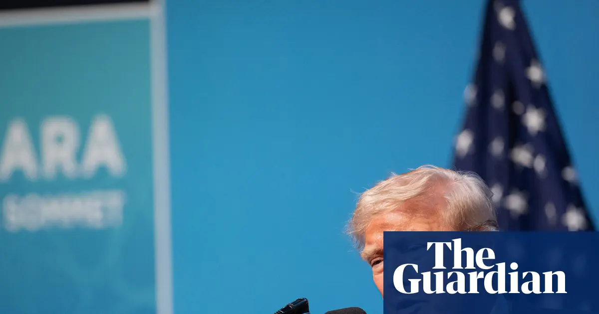 Donald Trump w tle flagi amerykańskiej, z budynkiem Sądu Najwyższego USA i bilbordami z Teksasu.