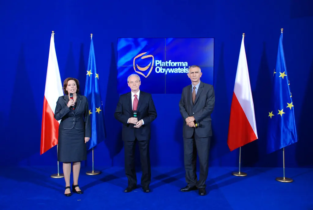 Porównanie dwóch formularzy podatkowych PIT-37 i PIT-36 leżących na biurku