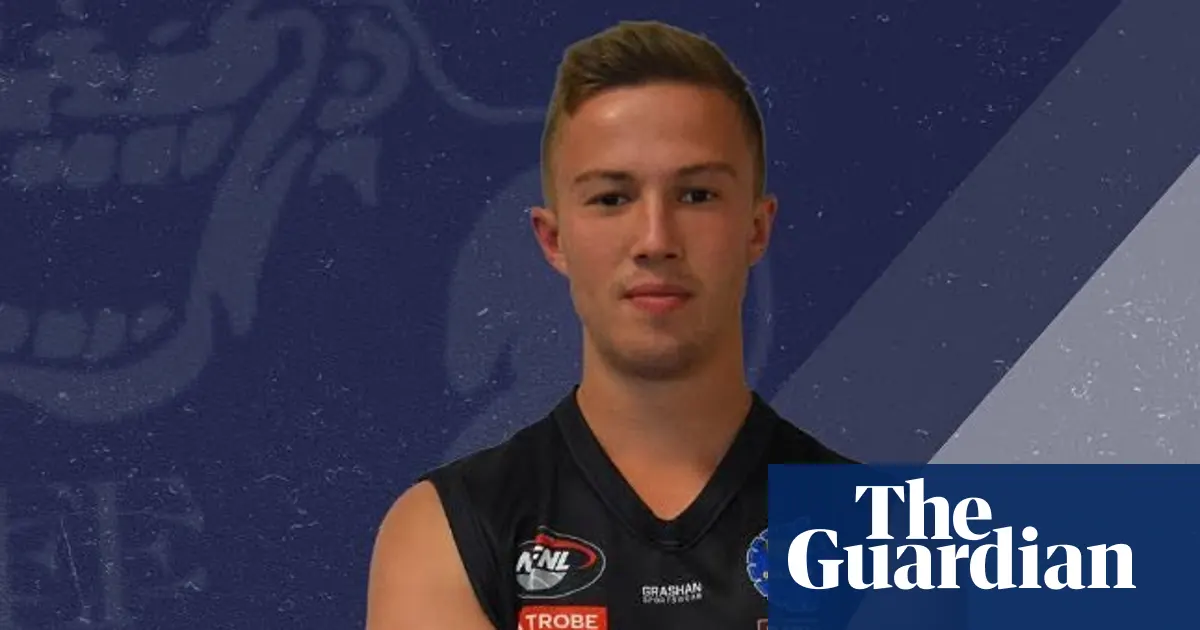 Zdjęcie boiska do futbolu australijskiego z widocznym w tle pokrytym boiskiem do krykieta, gdzie doszło do wypadku